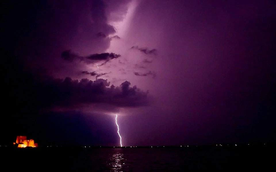 Έγινε η νύχτα μέρα! Εντυπωσιακές εικόνες από τους κεραυνούς στο Ναύπλιο